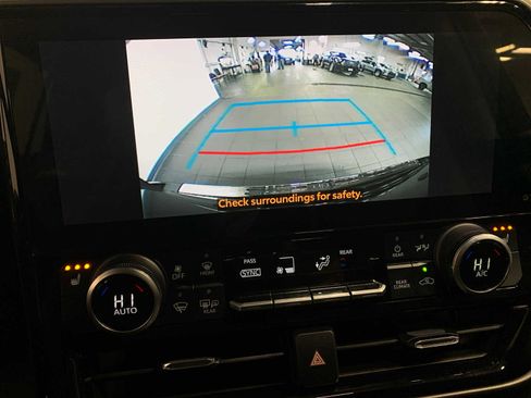 Used 2024 Toyota Highlander XLE image 5