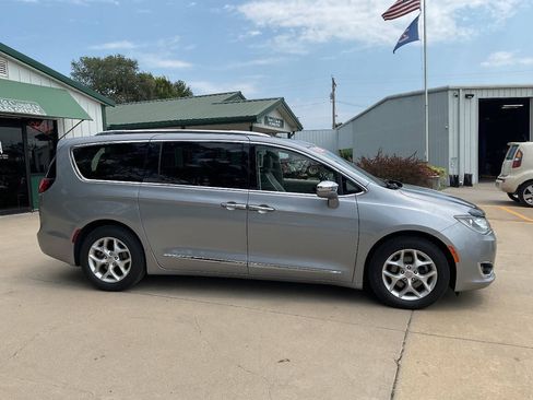Used 2020 Chrysler Pacifica Limited FWD image 2