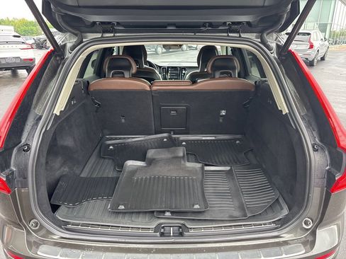 Used 2018 Volvo XC60 T5 Momentum w/ Vision Package AWD/4WD image 4