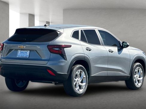New 2026 Chevrolet Trax LS w/ LS Convenience Package FWD image 4