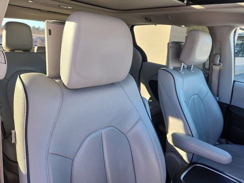 Used 2021 Chrysler Pacifica Limited w/ Uconnect Theater Family Group image 31