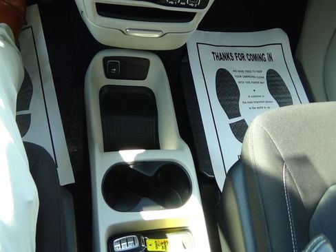 Used 2023 Chrysler Voyager LX image 27