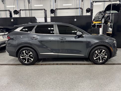 Used 2024 Kia Sportage EX image 2