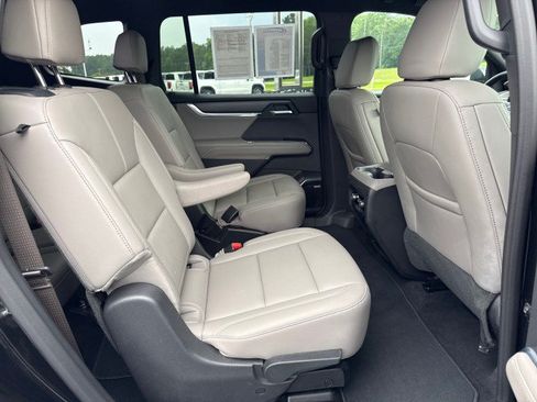 Used 2026 GMC Acadia Elevation w/ Elevation Premium Package FWD image 13