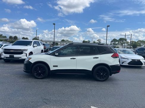 Used 2017 Nissan Rogue SV FWD image 2