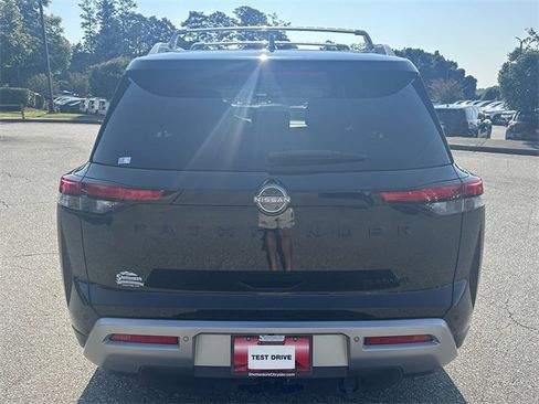 Used 2024 Nissan Pathfinder Platinum w/ Black Appearance Package image 4