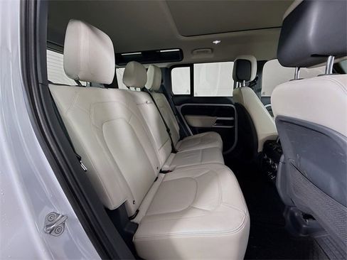 Used 2023 Land Rover Defender 110 SE image 29