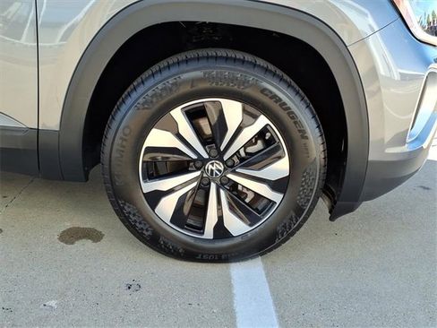 Certified 2025 Volkswagen Atlas SE image 9