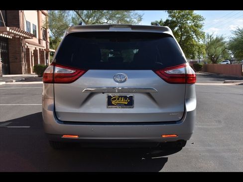 Used 2018 Toyota Sienna Limited Premium w/ Preferred Accessory Package FWD image 9