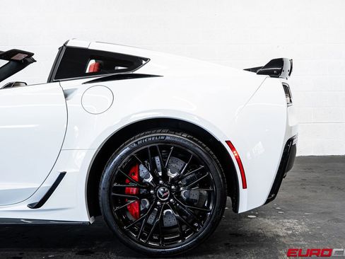 Used 2015 Chevrolet Corvette Z06 w/ 3LZ Preferred Equipment Group image 18