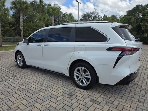 Certified 2024 Toyota Sienna Limited image 9
