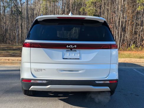 Used 2024 Kia Carnival EX image 4