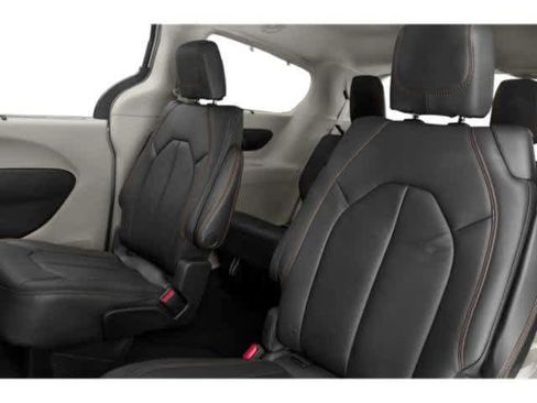 Used 2018 Chrysler Pacifica Touring-L Plus image 11