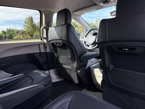 Used 2024 Chrysler Pacifica Limited FWD image 23