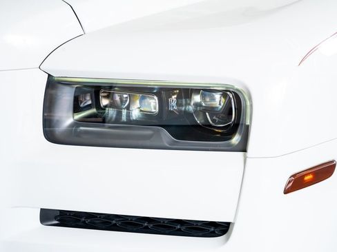 Used 2021 Rolls-Royce Cullinan Black Badge image 14