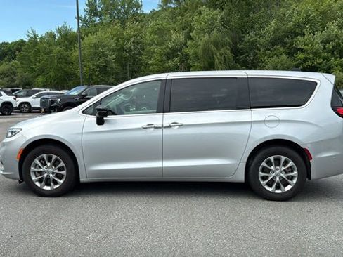 Certified 2024 Chrysler Pacifica Touring-L AWD/4WD image 4