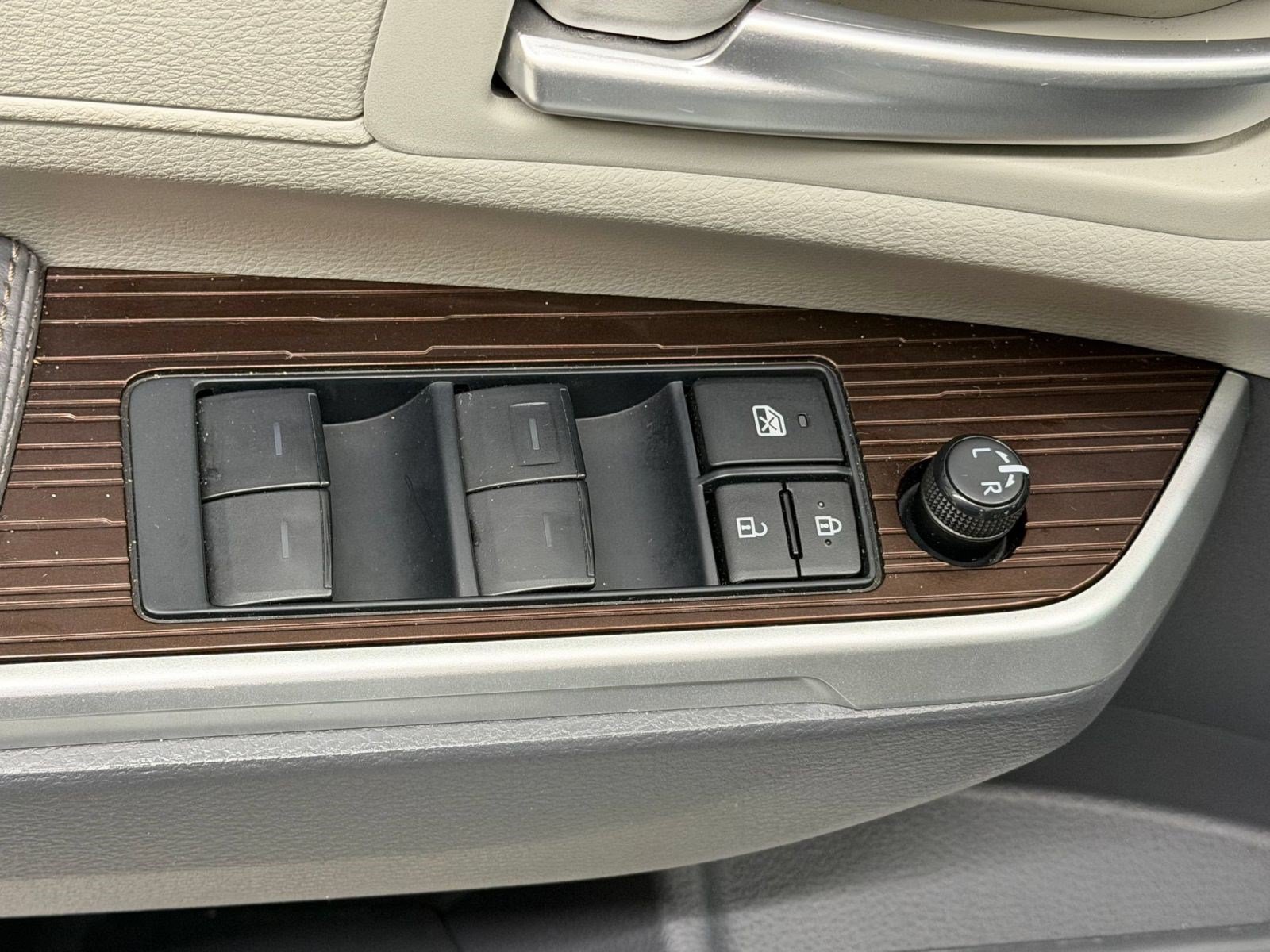 Used 2024 Toyota Sienna XLE FWD image 27