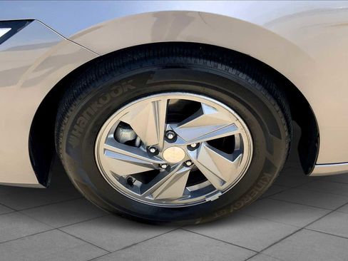 Used 2024 Hyundai Elantra SE image 9