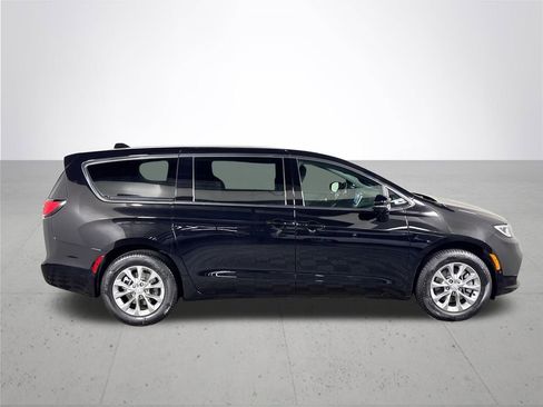 New 2026 Chrysler Pacifica Select AWD/4WD image 5