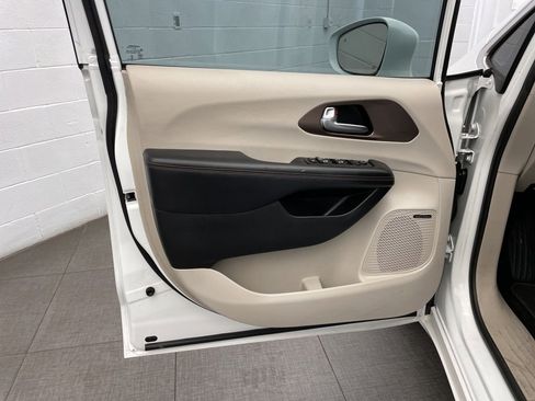 Used 2017 Chrysler Pacifica Touring-L Plus image 20