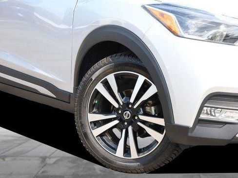 Used 2018 Nissan Kicks SR FWD image 3