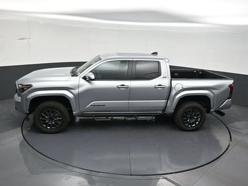 Used 2025 Toyota Tacoma SR5 AWD/4WD image 16