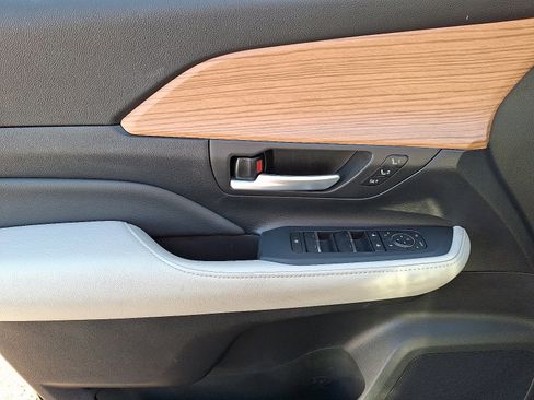 Certified 2025 Toyota Grand Highlander AWD image 13