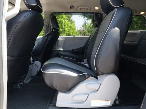 Used 2017 Toyota Sienna LE AWD/4WD image 22
