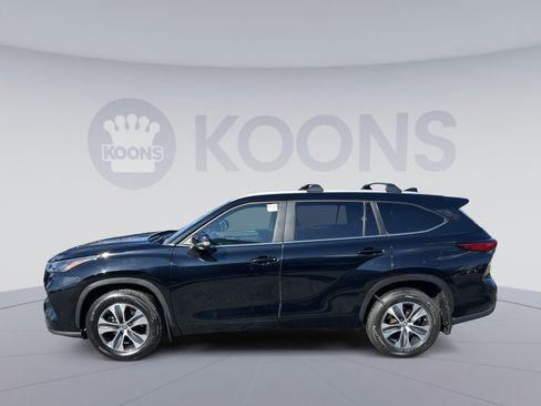 Used 2023 Toyota Highlander XLE image 2