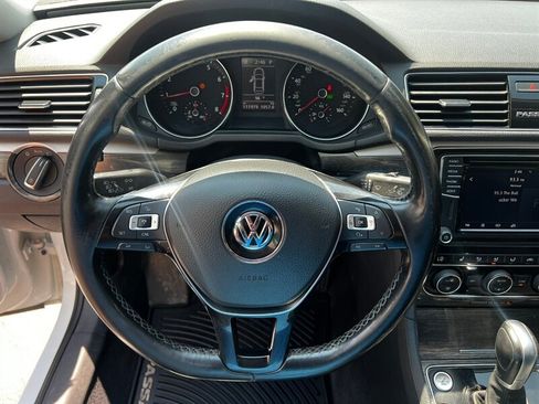 Used 2018 Volkswagen Passat 2.0T SE FWD image 30