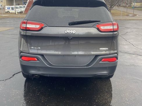 Used 2016 Jeep Cherokee Latitude w/ Cold Weather Group AWD/4WD image 2