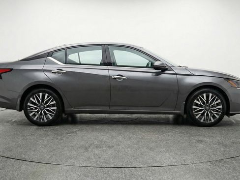 Used 2025 Nissan Altima 2.5 SV FWD image 11