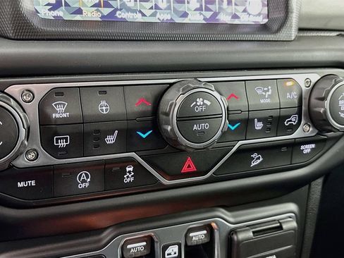 Used 2018 Jeep Wrangler Unlimited Sahara AWD/4WD image 20