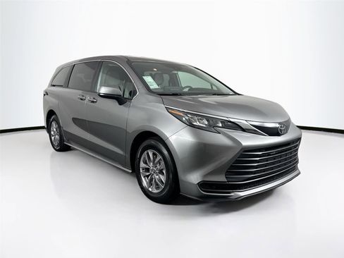 Certified 2026 Toyota Sienna LE FWD image 9