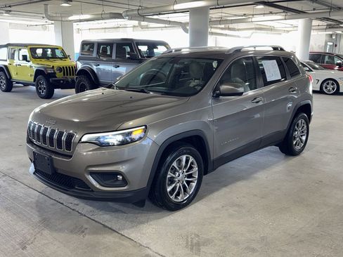 Used 2019 Jeep Cherokee Latitude Plus FWD image 4