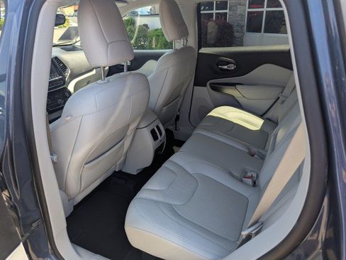 Used 2019 Jeep Cherokee Limited AWD/4WD image 24
