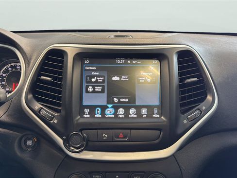 Used 2018 Jeep Cherokee Latitude Plus w/ Comfort/Convenience Group AWD/4WD image 19