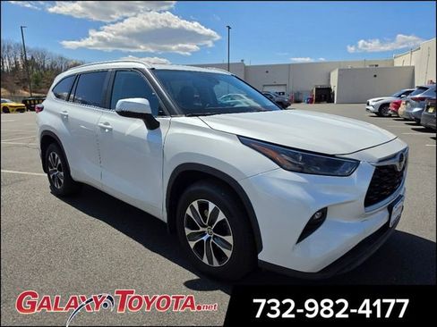 Used 2023 Toyota Highlander XLE AWD/4WD image 1