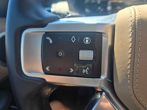 Used 2025 Land Rover Discovery Metropolitan Edition AWD/4WD image 35