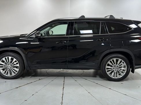 Certified 2026 Toyota Highlander Platinum image 8