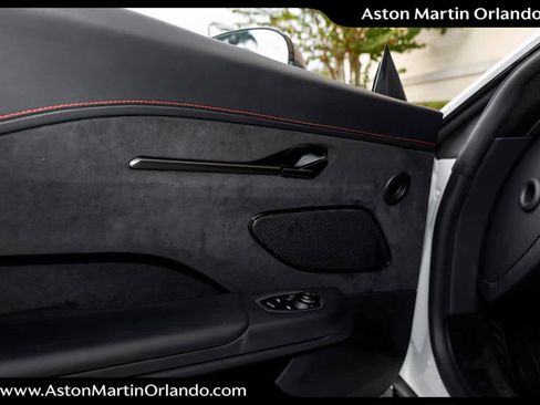 Used 2025 Aston Martin V8 Vantage Coupe image 52