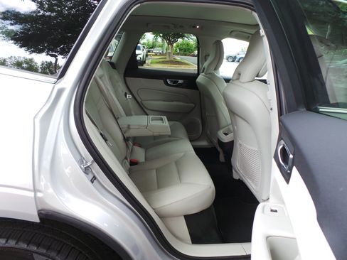 Used 2019 Volvo XC60 T5 Momentum w/ Premium Package AWD/4WD image 35