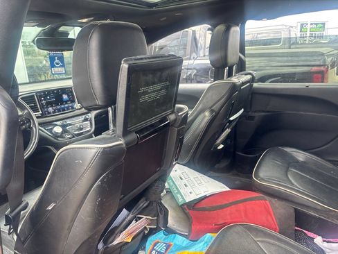 Used 2021 Chrysler Pacifica Limited w/ Uconnect Theater Family Group FWD image 19