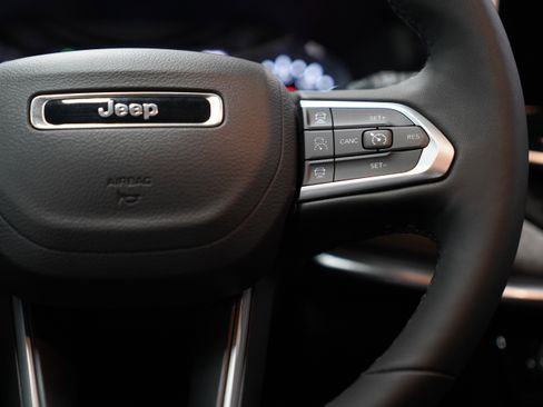Used 2025 Jeep Compass Latitude w/ Convenience Group AWD/4WD image 20