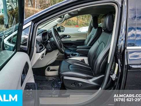 Used 2024 Chrysler Pacifica Touring-L image 19