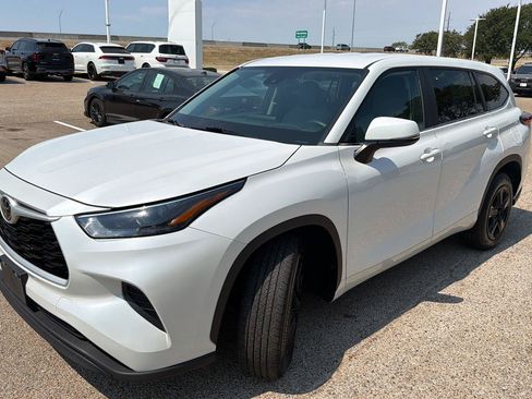 Used 2023 Toyota Highlander L FWD image 7