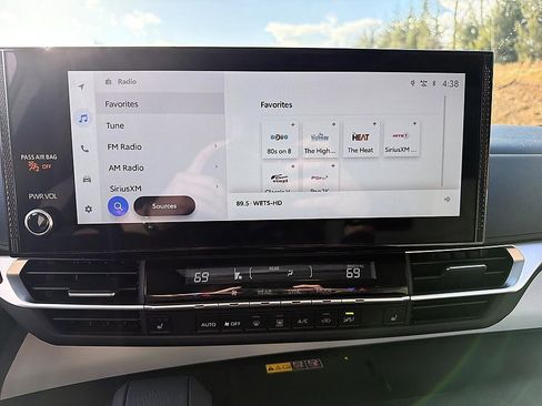 Used 2025 Toyota Sienna XLE image 8