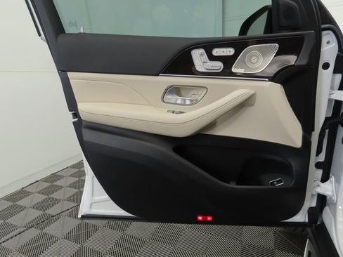 Used 2025 Mercedes-Benz GLS 580 4MATIC image 23