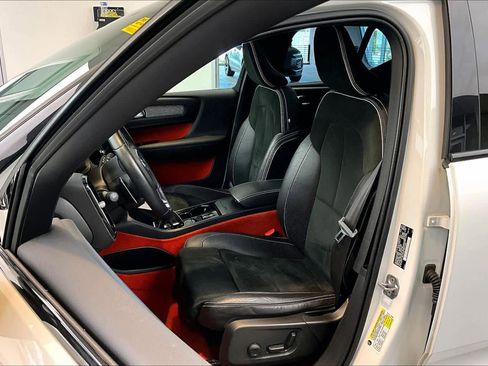 Used 2019 Volvo XC40 T5 R-Design image 8