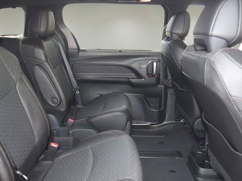 Used 2025 Toyota Sienna Limited FWD image 18